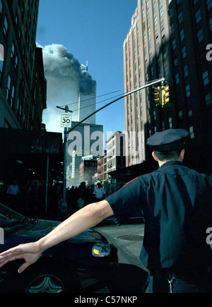 World Trade Center fire/ le terrorisme le 11 septembre 2001. Agent de police dirige le trafic. (© Frances M. Roberts) Banque D'Images