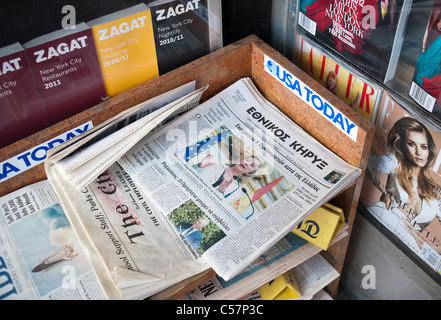 Week-end des copies de l'Herald, un journal Greek-American, sont observés avec d'autres journaux sur un kiosque à New York Banque D'Images