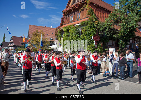 Fête folklorique avec des groupes de cuivres, festival de la récolte et festival du vin, Sasbachwalden, Forêt Noire, Bade-Wurtemberg, Allemagne Banque D'Images