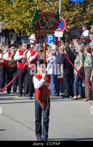 Fête folklorique avec groupes de costumes, festival de récolte, festival du vin, Sasbachwalden, Forêt Noire, Bade-Wurtemberg, Allemagne Banque D'Images