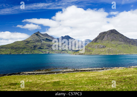 Cuillin sur le Loch Scavaig, Isle of Skye, Scotland, UK. Rpg-bheinn à gauche, le Sgurr na ires sur la droite. Banque D'Images