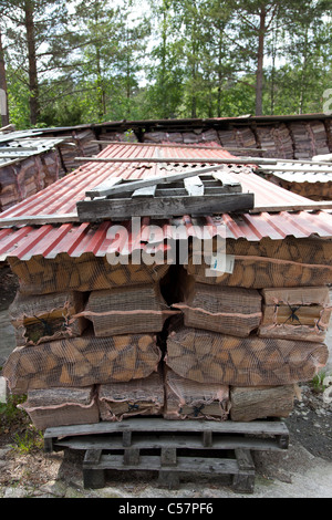 Stockage de bois typique en Scandinavie Banque D'Images