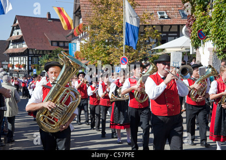 Fête folklorique avec des groupes de cuivres, festival de la récolte et festival du vin, Sasbachwalden, Forêt Noire, Bade-Wurtemberg, Allemagne Banque D'Images