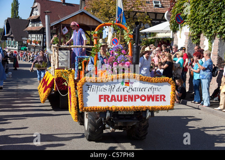 Fête folklorique avec groupes de costumes, festival de récolte, festival du vin, Sasbachwalden, Forêt Noire, Bade-Wurtemberg, Allemagne Banque D'Images