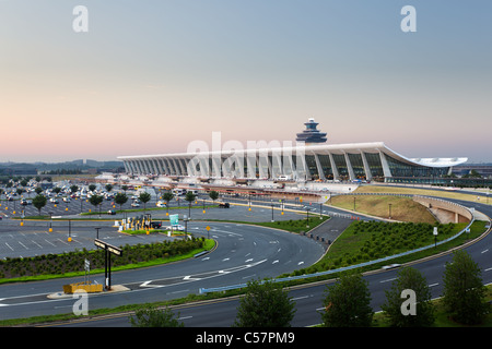 L'aéroport de Dulles, Virginie, USA : le 10 juillet 2011 : l'aéroport International Washington Dulles, comme le soleil se lève à l'aube. Banque D'Images