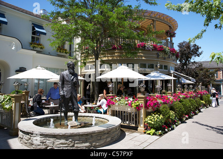 Le Shaw cafe and Wine bar patio et statue Niagara-on-the-lake ontario canada Banque D'Images