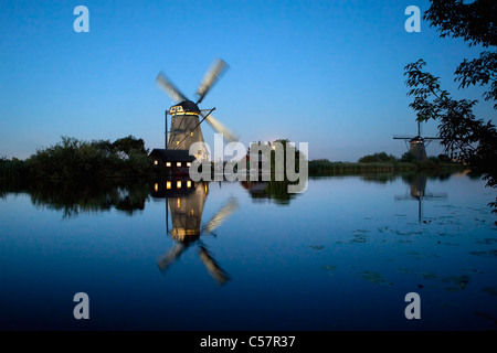 Les Pays-Bas, Kinderdijk, éclairé moulin, UNESCO World Heritage Site. Banque D'Images