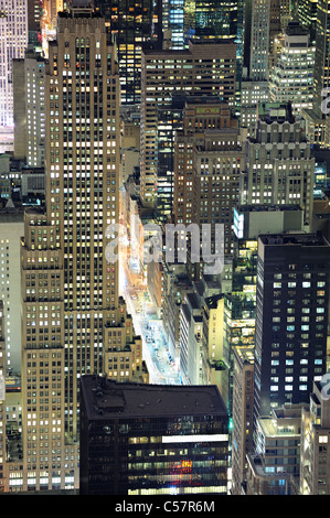 New York City Manhattan vue aérienne au crépuscule avec urban city skyline et gratte-ciel bâtiments Banque D'Images