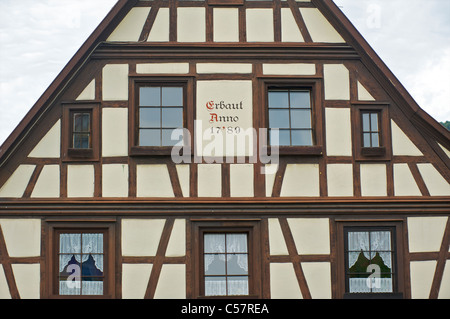 Détail d'une maison ancienne avec ses colombages fachwerk ou dans la ville de Haslach, Schwarzwald, Baden-Wurttemberg, Allemagne Banque D'Images