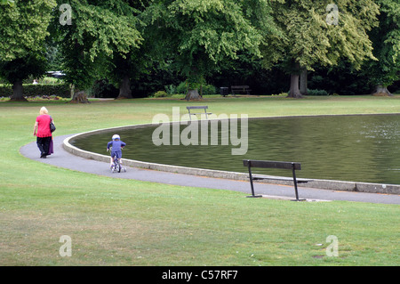 Le lac de plaisance, le parc Victoria, Newbury, Berkshire, England, UK Banque D'Images