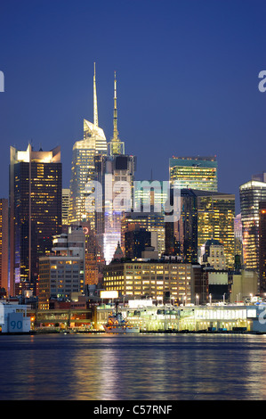 L'architecture moderne urbaine dans la ville de New York Midtown Manhattan au crépuscule sur la rivière. Banque D'Images