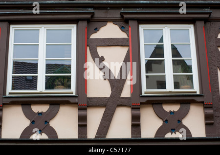 Détail d'une maison ancienne avec ses colombages fachwerk ou dans la ville de Haslach, Schwarzwald, Baden-Wurttemberg, Allemagne Banque D'Images