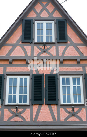 Détail d'une maison ancienne avec ses colombages fachwerk ou dans la ville de Haslach, Schwarzwald, Baden-Wurttemberg, Allemagne Banque D'Images