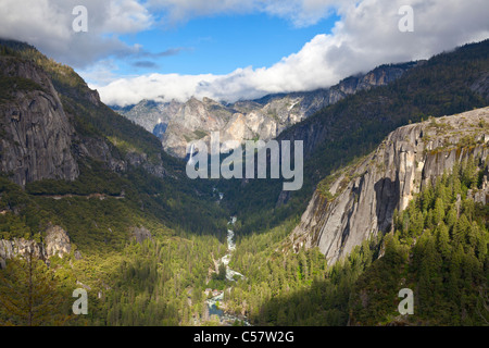 Bridal Veil Falls et la vallée Yosemite Yosemite National Park California usa Banque D'Images
