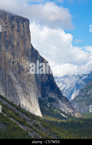 Yosemite National Park El Capitan s'élevant au-dessus de la vallée de Yosemite Yosemite National Park California Banque D'Images