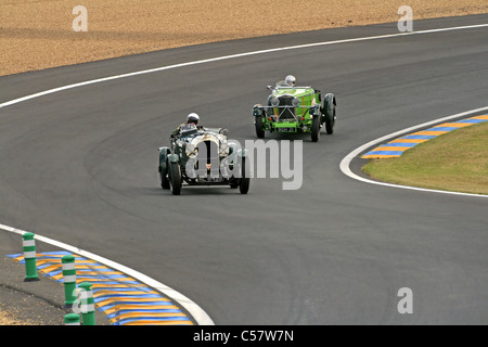 À l'avant 1925 Bentley 3 Litre suivi d'un 1934 Talbot 105 au Mans Classic en juillet 2008 Sarthe France Banque D'Images