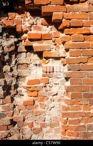 Il représente un vieux mur de briques en ruines Banque D'Images