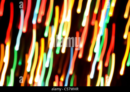 Des traînées de lumière multicolore sur un fond noir Banque D'Images