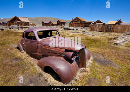 Voiture automobile de rouille dans la ville fantôme de Bodie Bodie State Historic Park California USA United States of America Banque D'Images