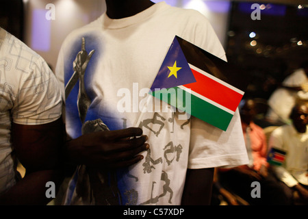 Sud soudanais tient le drapeau de la République du Soudan du Sud au cours de célébrations de l'indépendance Banque D'Images