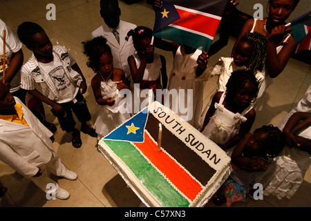 Enfants Soudanais du sud célébrer avec une République du Soudan du Sud au cours des célébrations de l'indépendance drapeau cake Banque D'Images