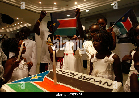 Enfants Soudanais du sud célébrer avec une République du Soudan du Sud au cours des célébrations de l'indépendance drapeau cake Banque D'Images