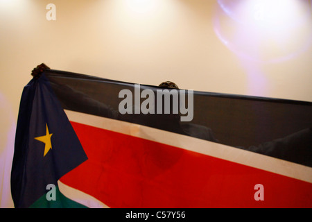 Sud soudanais tient le drapeau de la République du Soudan du Sud au cours de célébrations de l'indépendance Banque D'Images