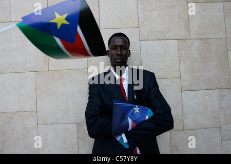 Sud soudanais tient le drapeau de la République du Soudan du Sud au cours de célébrations de l'indépendance Banque D'Images