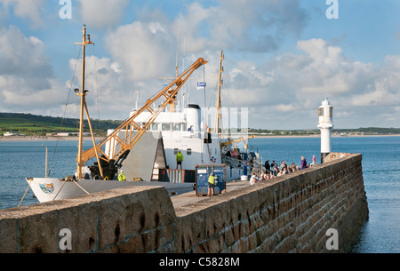 Déchargement du navire à passagers Scillonian III à quai dans Penzance après retour de la voile Îles Scilly, Cornwall UK Banque D'Images