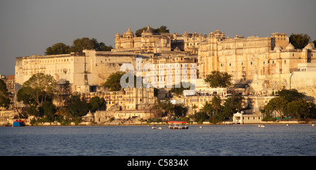 Paysage urbain d'Udaipur avec le complexe City Palace, Udaipur, Inde Banque D'Images