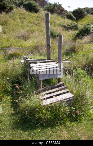 Un stile ventilées sur une clôture sur une promenade côtière dans la région de Church Farm l'ouest de l'Écosse. Banque D'Images