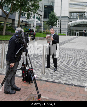 James Doyle BBC TV news holding journaliste dernière copie de la News du monde News International building Thomas More Square Banque D'Images