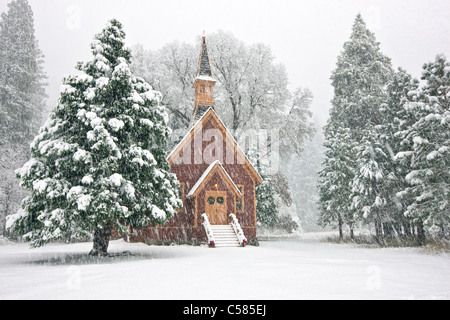 La Vallée Yosemite chapelle ornée de décorations de Noël lors d'une tempête de neige - Yosemite National Park, Californie Banque D'Images