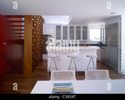 Cuisine moderne et coin repas. Banque D'Images