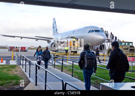 Les passagers d'un Jetstar320, l'Aérodrome de Melbourne Avalon par escaliers. Banque D'Images