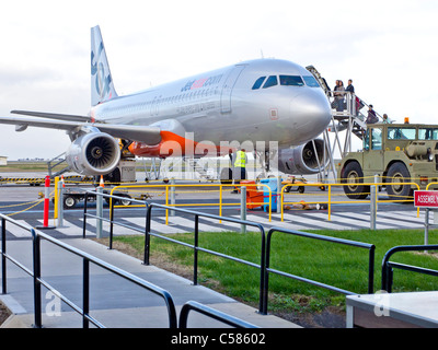 Les passagers d'un Jetstar320, l'Aérodrome de Melbourne Avalon par escaliers. Banque D'Images