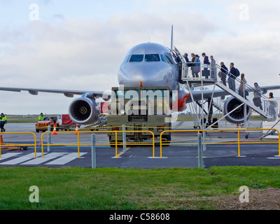 Les passagers d'un Jetstar320, l'Aérodrome de Melbourne Avalon par escaliers. Banque D'Images