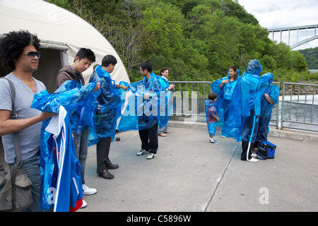 Mettre les touristes en plastique bleu sur ponchos imperméables à la Maid of the Mist à niagara falls ontario canada Banque D'Images