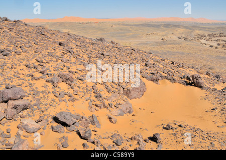 L'Afrique, Maroc, Maghreb, Afrique du Nord, les dunes de l'erg Chebbi, désert, Sahara, ruines, pierres, Banque D'Images