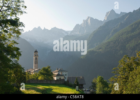 Il y a 3000, di Sciora, village de montagne, montagnes, Bergell, Val Bregaglia, Bondasca, Groupe France Alpes, conservation des monuments Banque D'Images