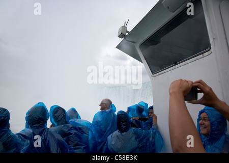 Les touristes se mouiller dans des ponchos imperméables en plastique bleu sur le Maid of the Mist à niagara falls ontario canada Banque D'Images