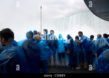 Les touristes se mouiller dans des ponchos imperméables en plastique bleu sur le Maid of the Mist à niagara falls ontario canada Banque D'Images