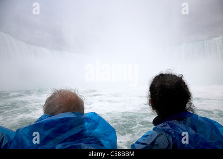 Les touristes se mouiller dans des ponchos imperméables en plastique bleu sur le Maid of the Mist à niagara falls ontario canada Banque D'Images