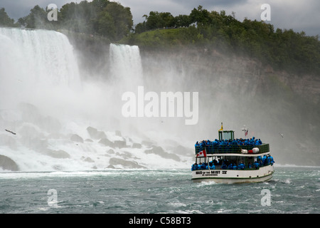 Maid of the Mist en bateau sous-américain et de Bridal Veil Falls et Niagara Falls Goat Island dans l'état de new york usa Banque D'Images