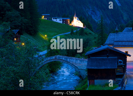 Binn, Suisse, Europe, canton Valais, vallée de Binn, village, maisons, maisons, église, illumination, Brook, pont en arc, br Banque D'Images