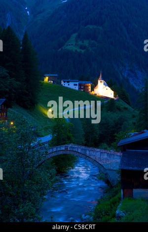 Binn, Suisse, Europe, canton Valais, vallée de Binn, village, maisons, maisons, église, illumination, Brook, pont en arc, br Banque D'Images