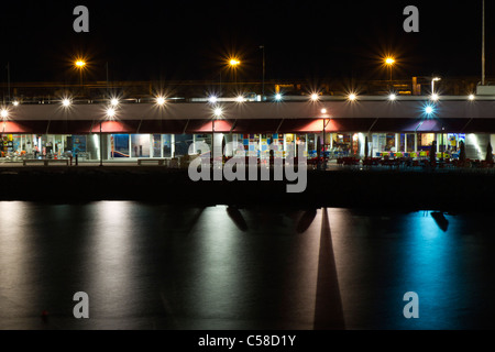 Le restaurant Pier à Ponta Delgada, île de São Miguel, Açores, par nuit. Banque D'Images