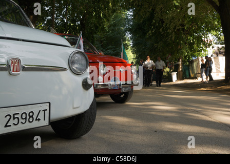 Rome, Italie, la rangée de FIAT 500 voitures classiques italiens en plein air Banque D'Images
