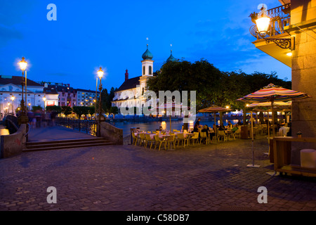 Lucerne, Suisse, Europe, le canton de Lucerne, ville, ville, Vieille Ville, église, église des Jésuites, rivière, écoulement, Reuss, crépuscule, illuminat Banque D'Images