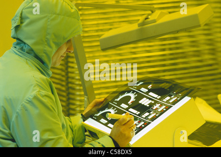 Vérifier, contrôler, nettoyer, salle de contrôle, salle blanche, de l'économie, d'examiner, d'usines, l'usine, femme, high-tech, de l'industrie, de l'industrie, Banque D'Images